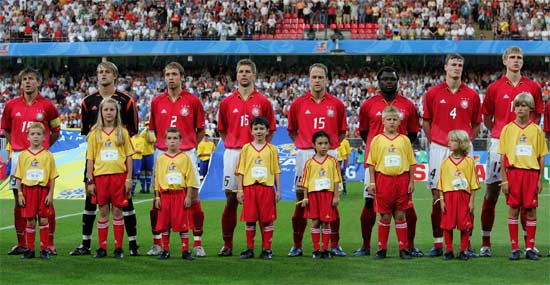 Erfüllte Kinderträume: Die McDonald’s Fußball Eskorte zusammen mit den deutschen Nationalspielern vor dem Länderspiel Deutschland-Argentinien am 21.Juni 2005 in Nürnberg (Foto: obs/McDonald's Deutschland Inc)